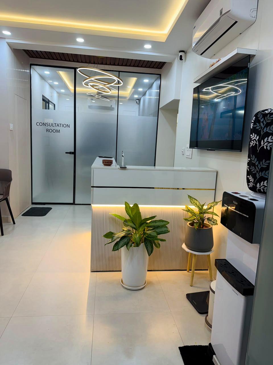 Elora Dental reception desk in Velachery, Chennai
